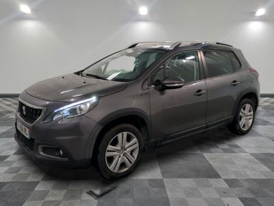 la voiture grise est garée sur un sol en damier dans le garage