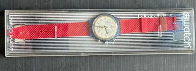 une montre qui se trouve dans une boîte en plastique posée sur une table
