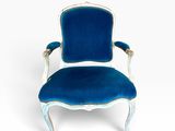 une chaise bleue et blanche sur fond blanc