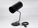 une lampe de table noire dont le cordon est branché