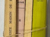 plusieurs livres sont empilés sur une étagère