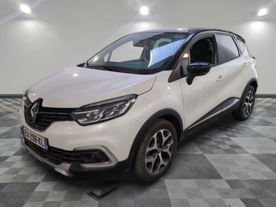 une voiture blanche est garée dans une pièce au sol à carreaux