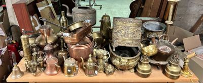 de nombreux objets anciens posés sur une table dans une pièce