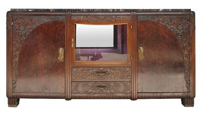 une armoire en bois surmontée d'un miroir