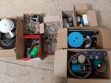 plusieurs cartons contenant des objets divers, posés par terre dans une pièce