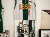 une photo d'un maillot de basket accroché au mur