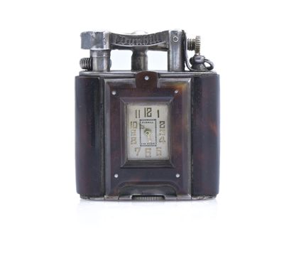 une petite horloge posée sur une table