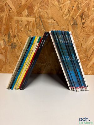 beaucoup de livres empilés les uns sur les autres sur une table