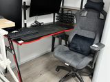 un bureau avec une chaise et un ordinateur dessus