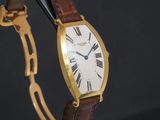 gros plan d'une montre-bracelet avec des chiffres romains
