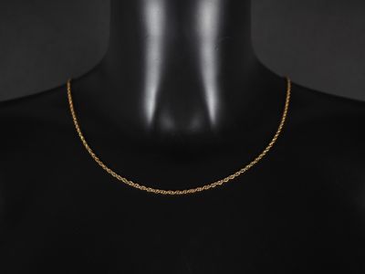 un collier à chaîne en or sur un mannequin mannequin mannequin mannequin mannequin mannequin mannequin mannequin mannequin mannequin
