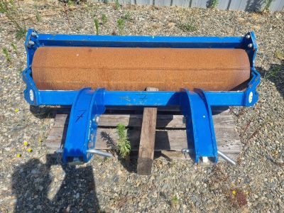 une machine bleue posée sur une palette en bois