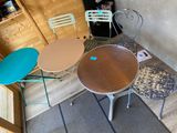 trois chaises et une table dans le coin d'une pièce