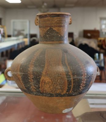 un vase posé sur une table dans une pièce
