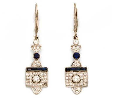 une photo d'une paire de boucles d'oreilles en saphir et diamant