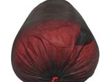 un sac muni d'une étiquette posé sur une surface blanche
