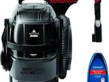 un aspirateur et un flacon de produit nettoyant sur fond blanc