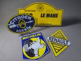 Trois autocollants « Michel Michel » sont posés les uns à côté des autres sur une table.