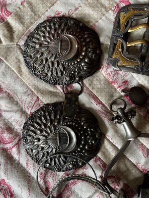 beaucoup d'objets qui traînent sur le lit