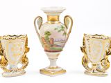 trois vases placés l'un à côté de l'autre