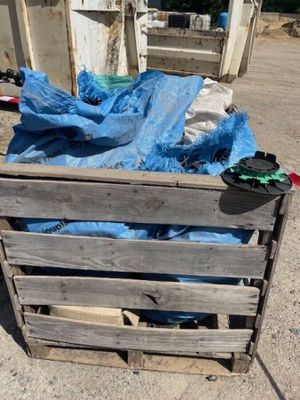 une caisse en bois recouverte d'une bâche bleue