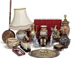 un grand nombre d'objets posés sur une table