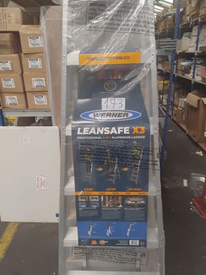 une photo d'un présentoir de produits d'entretien dans un magasin