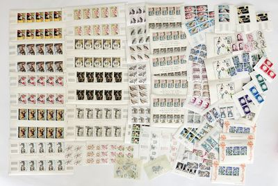 un grand nombre de timbres qui sont sur la table