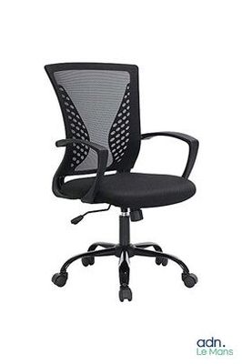 La chaise de bureau est noire et possède un dossier et des accoudoirs en maille.