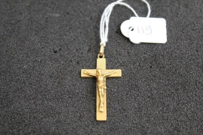 un gros plan d'une croix à laquelle est accrochée une étiquette