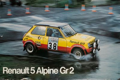 une voiture jaune et rouge qui roule dans une flaque d'eau