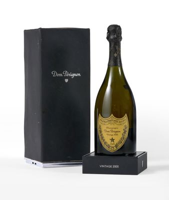 une bouteille de champagne devant une boîte noire