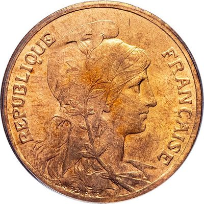 gros plan d'une pièce d'or portant un visage de femme