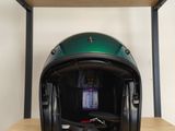 un casque posé sur une étagère