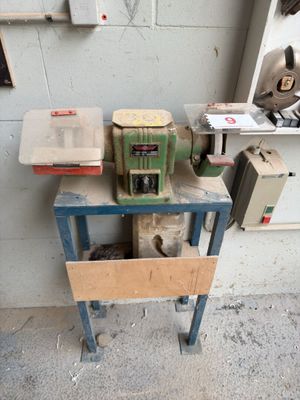a machine that is sitting on a table in a room