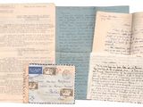 Plusieurs vieilles lettres et enveloppes sont posées sur une surface blanche