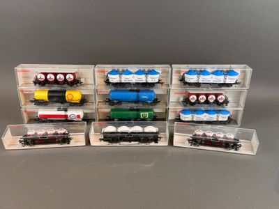 cinq modèles de trains différents dans une vitrine