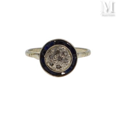 un gros plan d'une bague sur laquelle est posée une pièce de monnaie