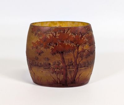 DAUM, Nancy, vers 1900, vase "oblongue" pansu, en verre mult…