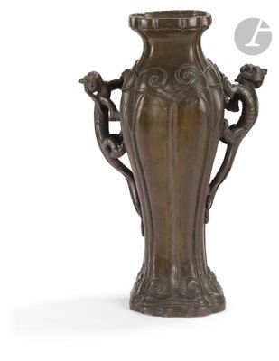 une image représentant un vase en bronze orné de deux oiseaux