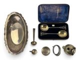 cuillères en argent et cuillères à soupe dans un étui