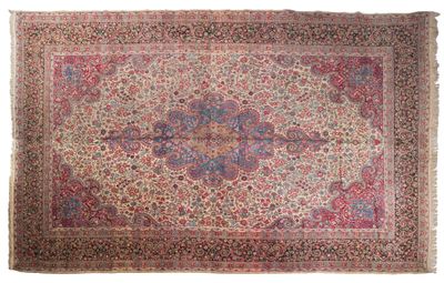 un tapis persan antique avec un motif floral sur fond blanc