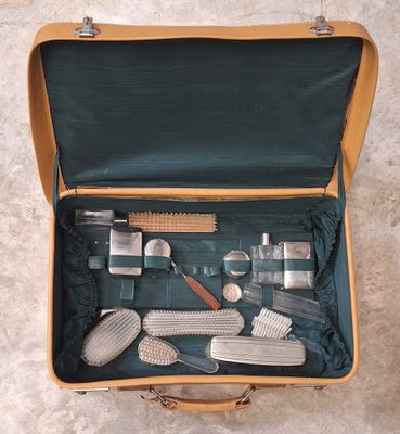 une valise ouverte contenant de nombreux objets