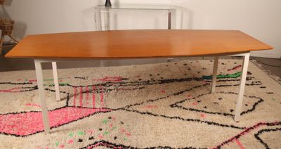 une table posée sur un tapis dans une pièce