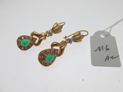 une paire de boucles d'oreilles dorées et vertes, serties de diamants