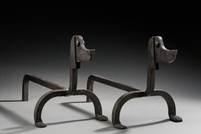 une paire de chaises anciennes en fer sur fond gris