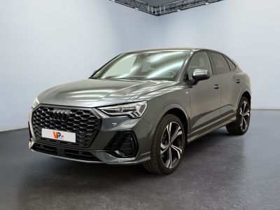 une Audi QX 2021 grise garée dans un showroom