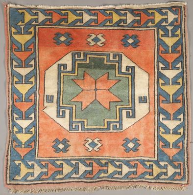 un tapis orange, bleu et vert à motifs géométriques