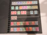 la photo d'un livre portant de nombreux timbres