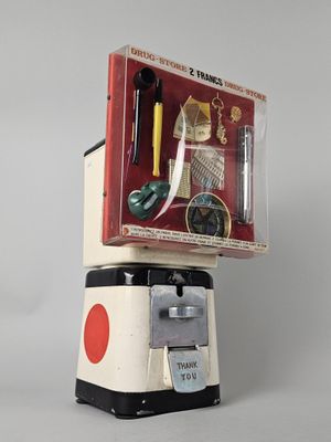 une petite machine-jouet posée sur une table